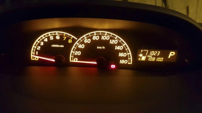 Панель приборов Тойота Витц 2001 электронная