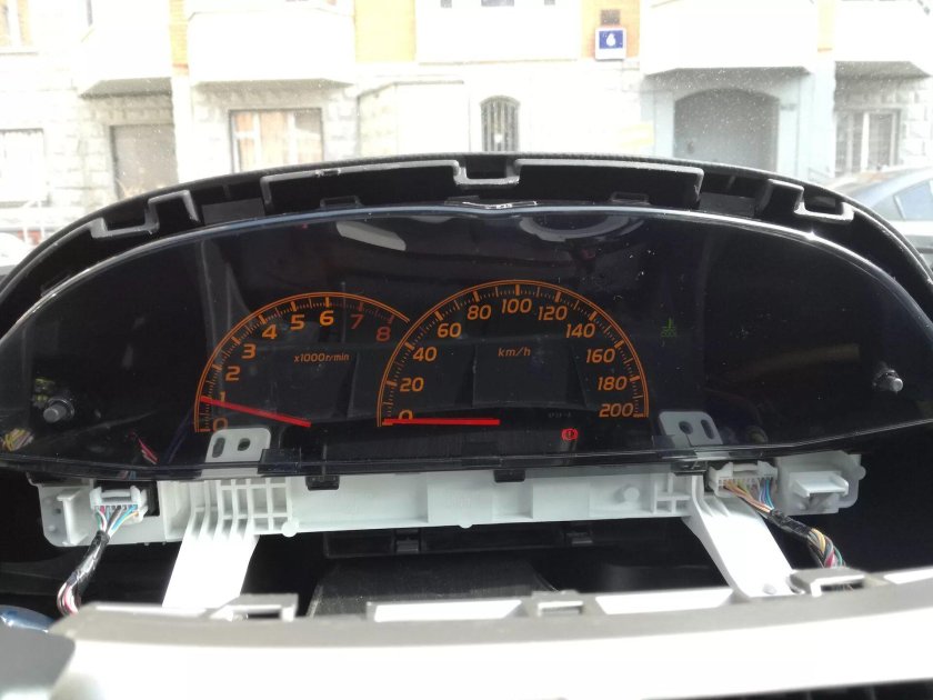 Панель приборов на toyota vitz 90