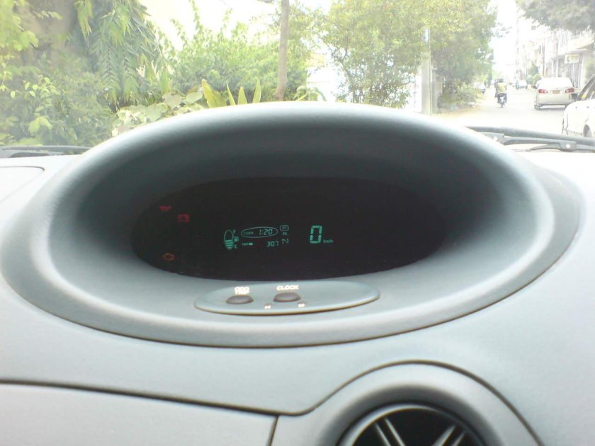 Цифровая приборная панель Тойота Витц 2000