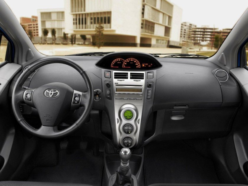 Toyota yaris 2008 салон