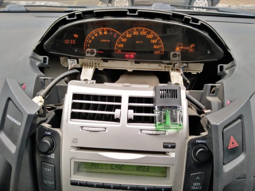 Панель приборов на Toyota Vitz 90