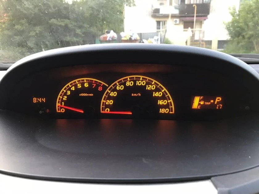 Панель приборов на Toyota Vitz 90