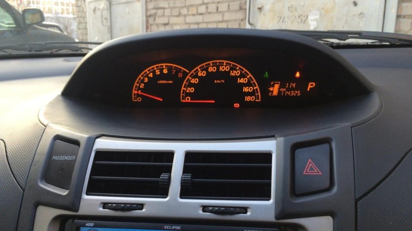 Панель приборов на Toyota Vitz 90