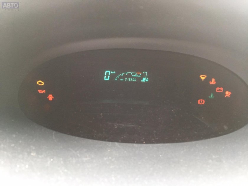 Приборная панель Yaris 2006
