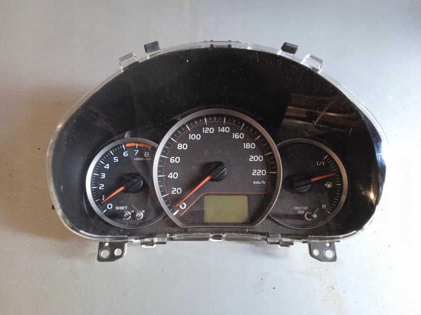 Тойота Ярис панель приборов