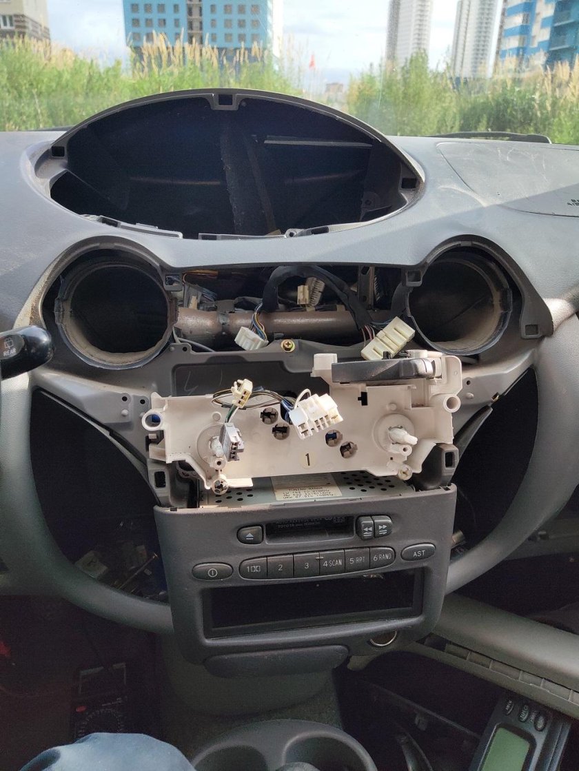 Разобрать панель Тойота Рактис