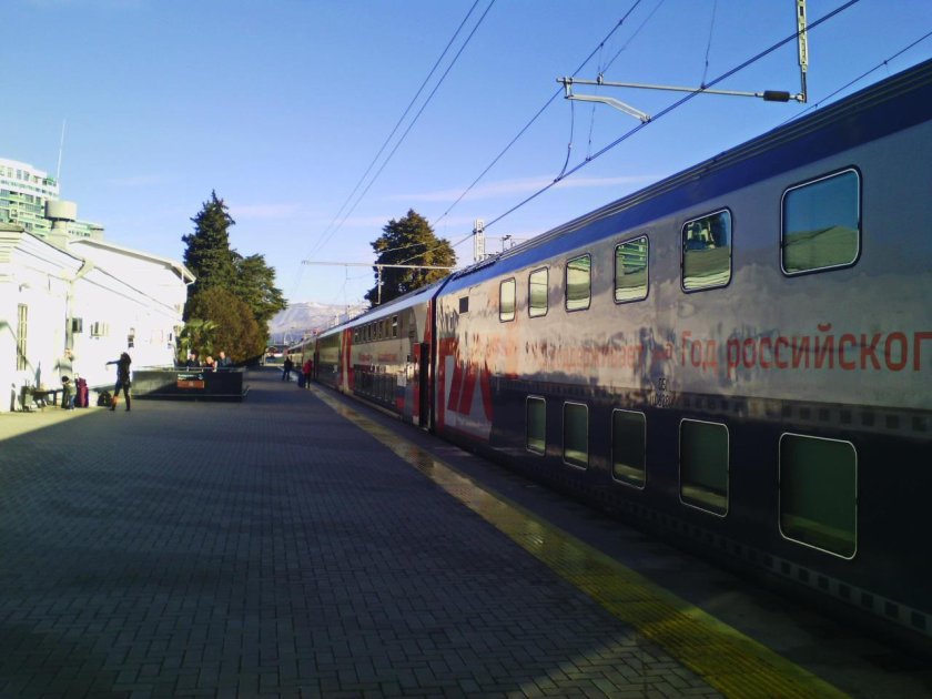 Поезд 104в Адлер Москва двухэтажный