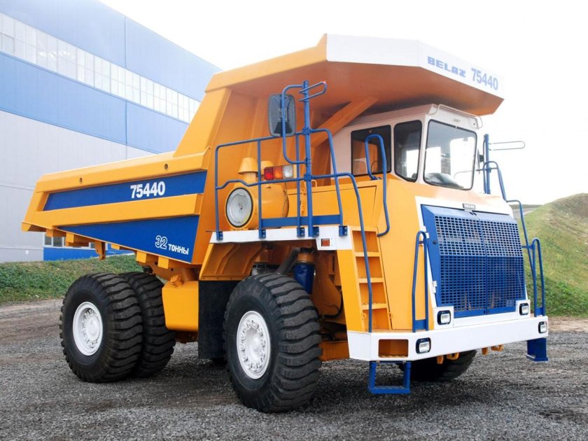 Карьерный самосвал БЕЛАЗ-75710