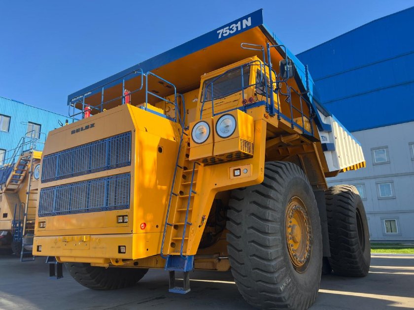 Карьерный самосвал белаз 75710