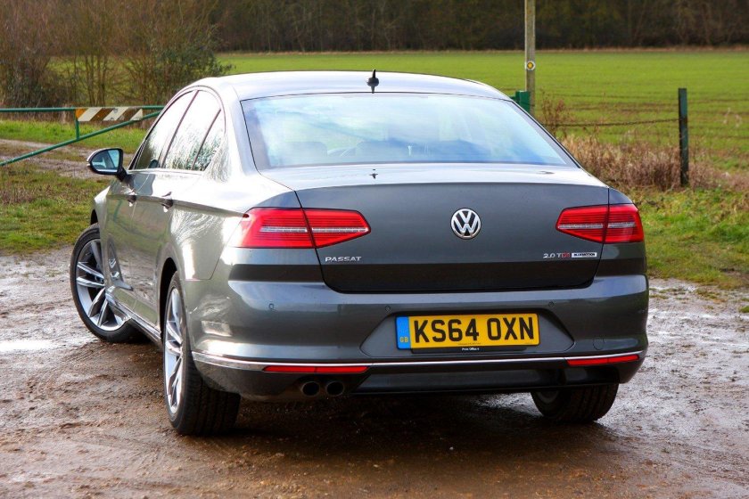 Фольксваген Пассат 2011 сзади