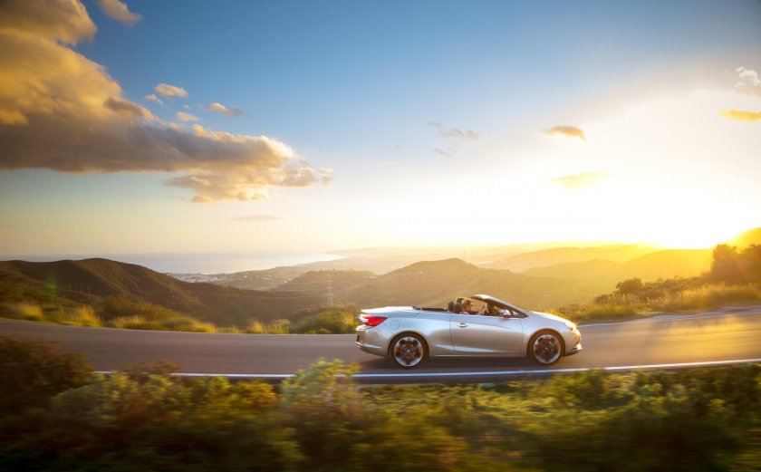 Машина на дороге