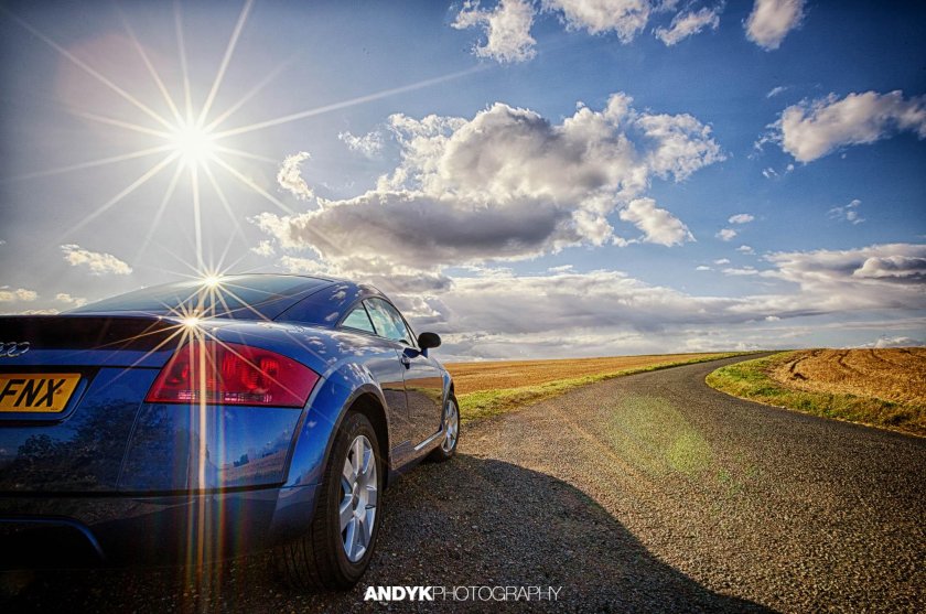 Машина на фоне неба