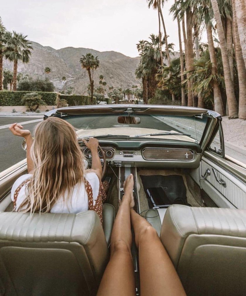 Девушка в кабриолете