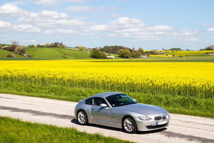 Пейзаж с машиной