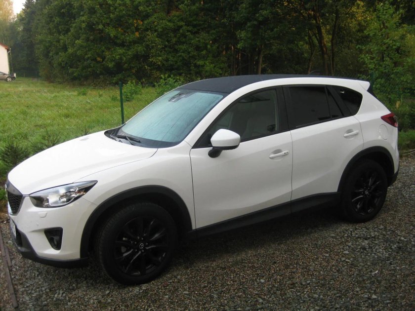 Белая пятерка с черной крышей