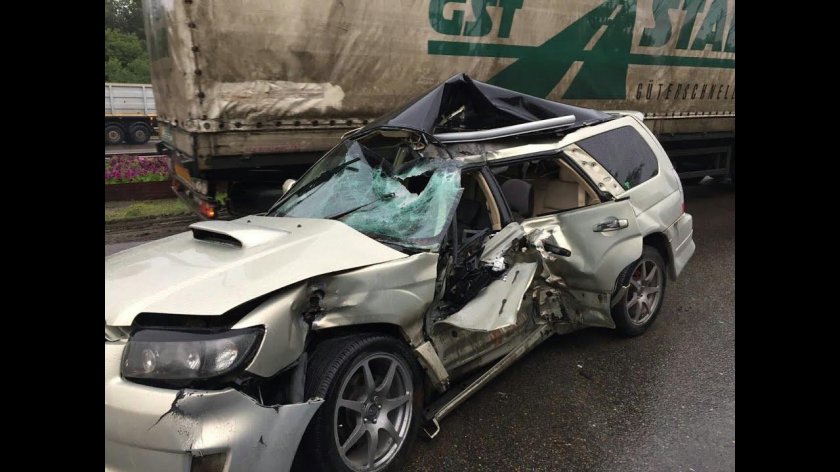 Разбитый Субару Форестер