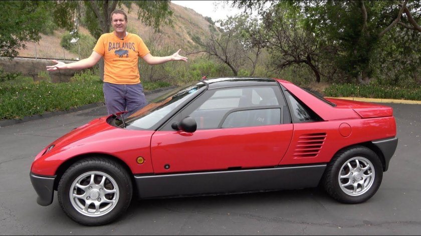 Autozam az-1 рядом с другим автомобилем