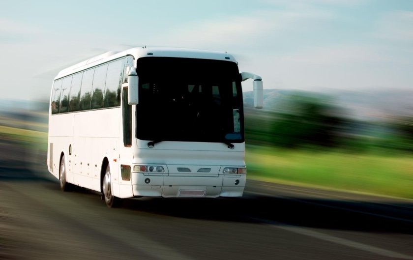 Автобус едет по дороге