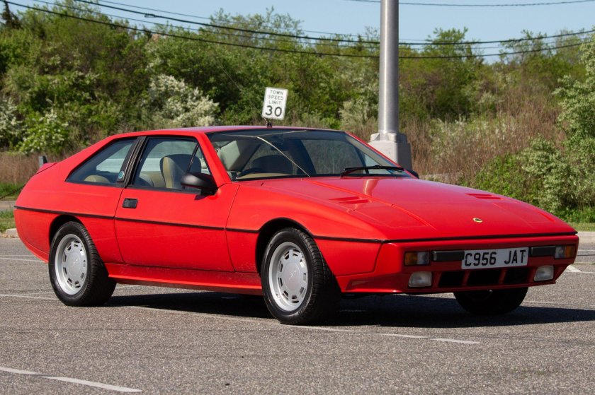 Автомобиль Лотус 1985