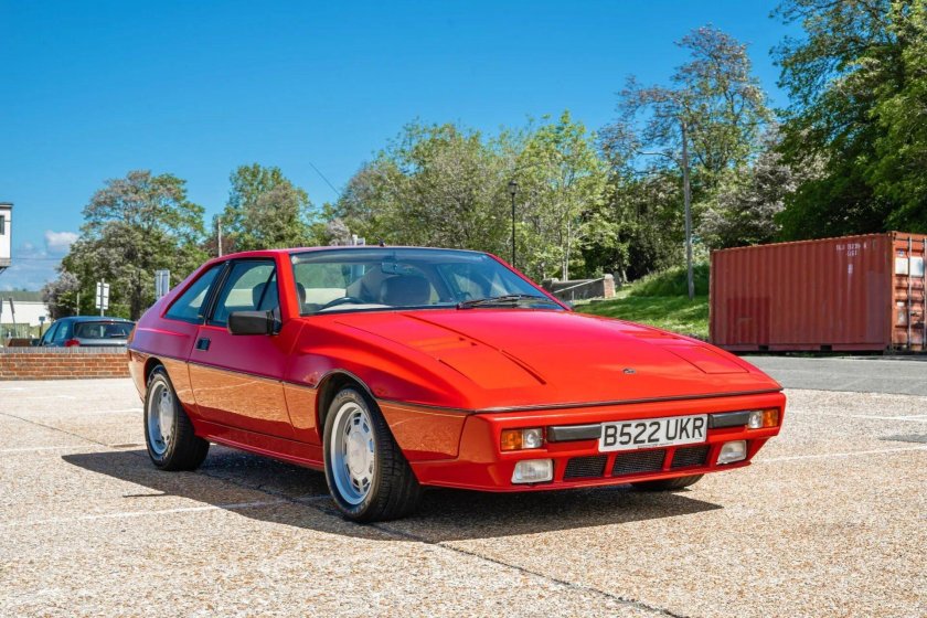 Lotus машина 1990