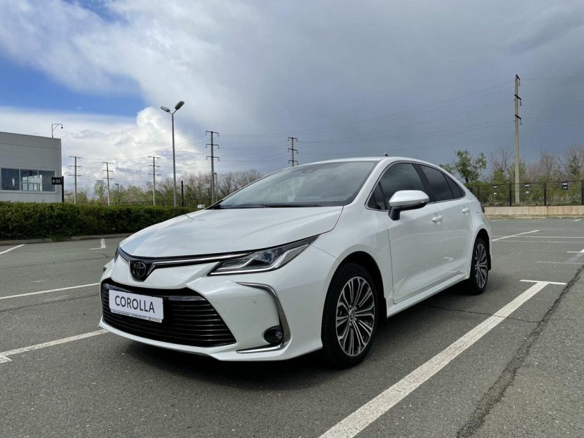 Тойота Королла 2021 белая