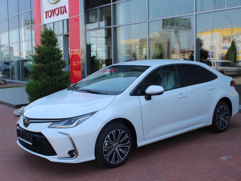 Тойота Королла белая 2020