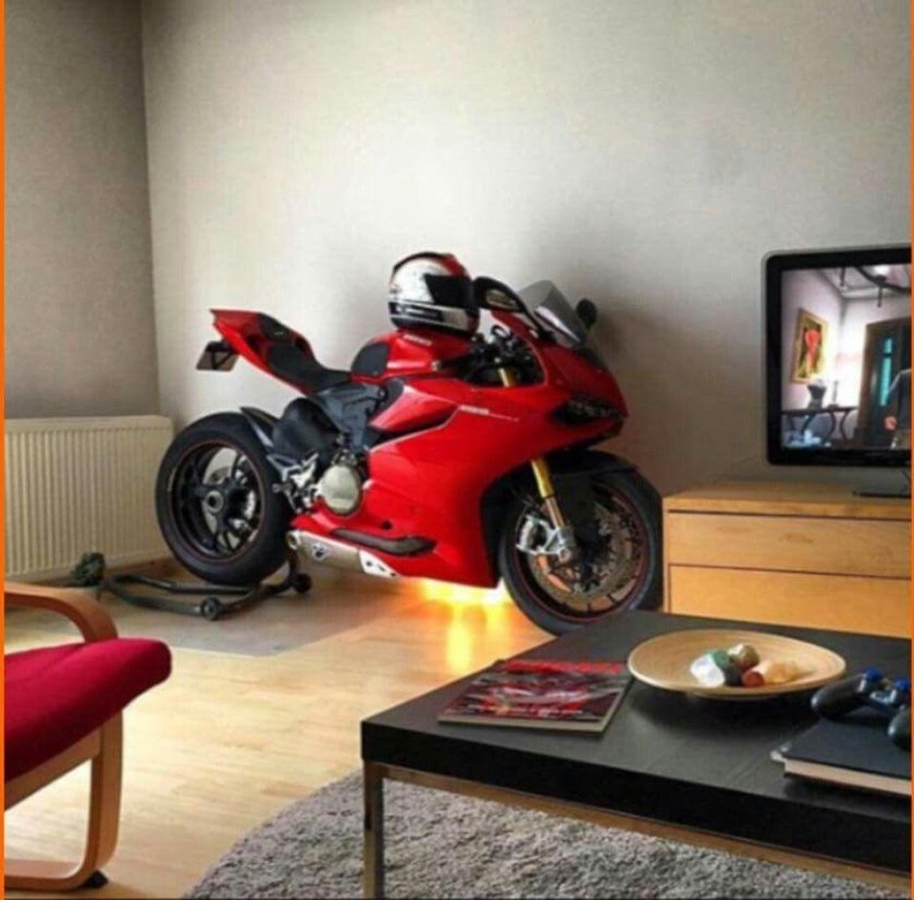 Дукати мотоцикл в гараже