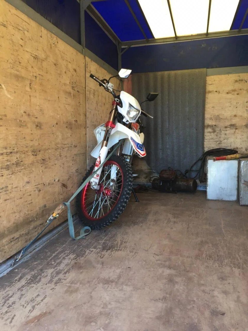 Икс мото 250 в гараже эндуро