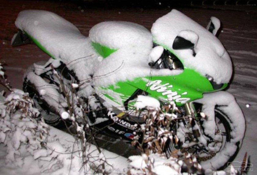 Мотоцикл под снегом