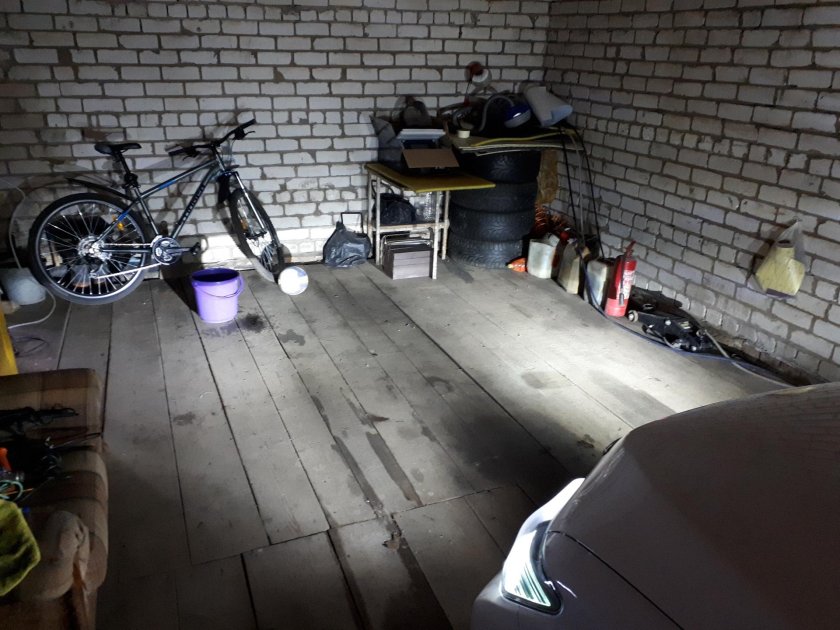 Мотоцикл в гараже ночью