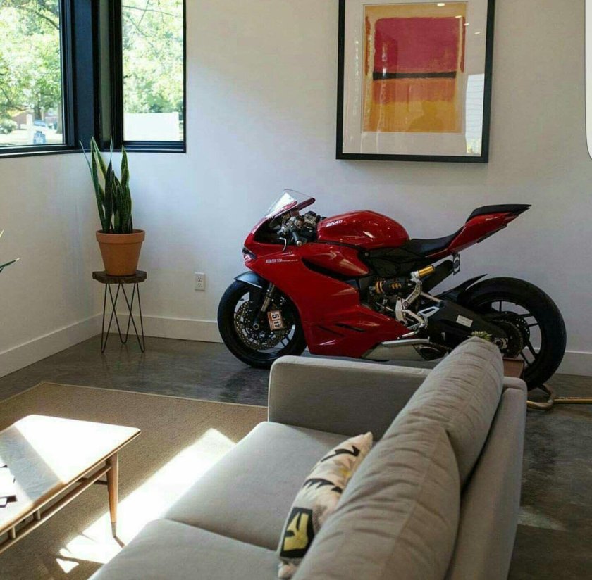 Мотоцикл в квартире