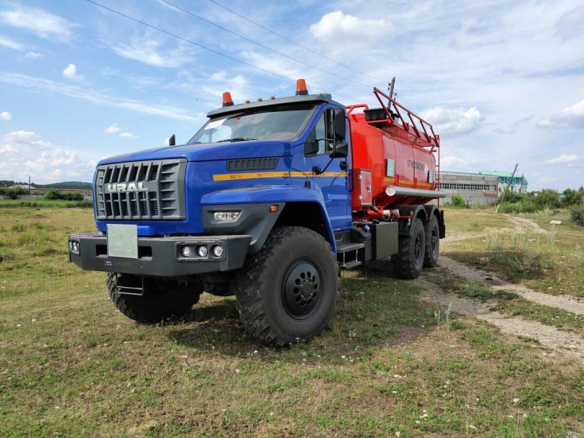 Урал Безкапотник бензовоз
