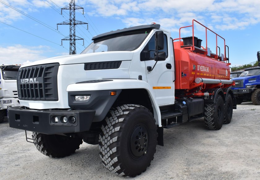 Топливозаправщик урал