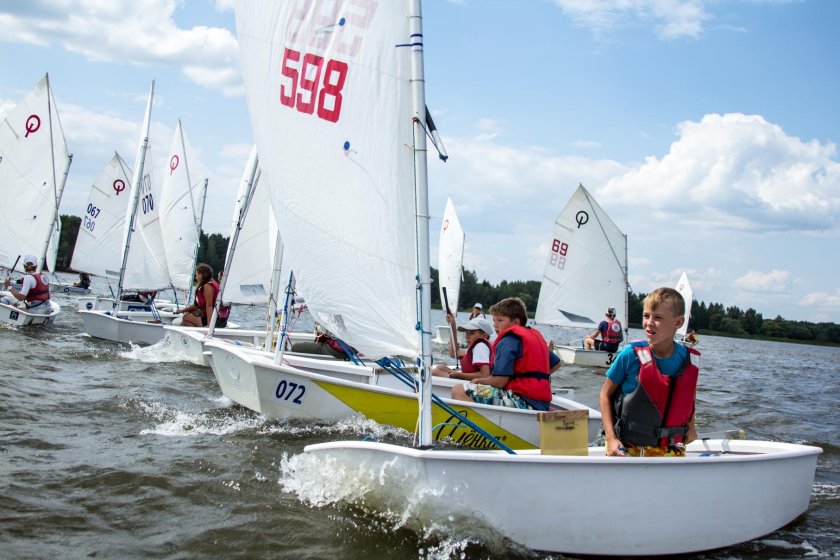 Парусная яхта швертбот