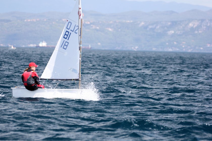 Парусная яхта швертбот