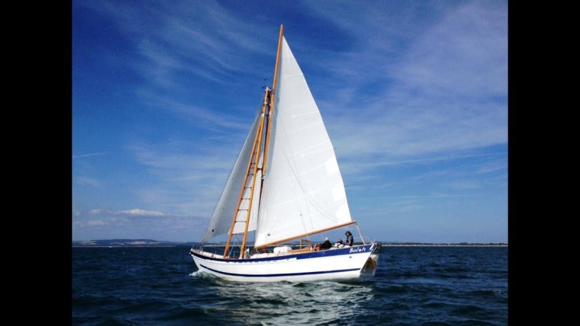 Парусная яхта швертбот