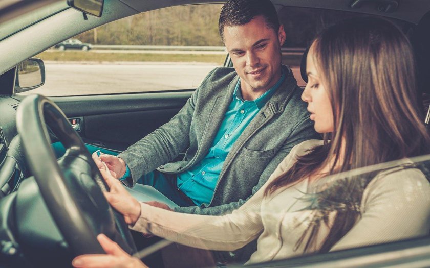 Мужчина инструктор по вождению