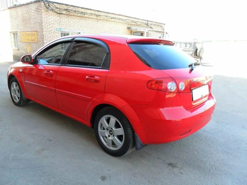 Шевроле Лачетти хэтчбек красная