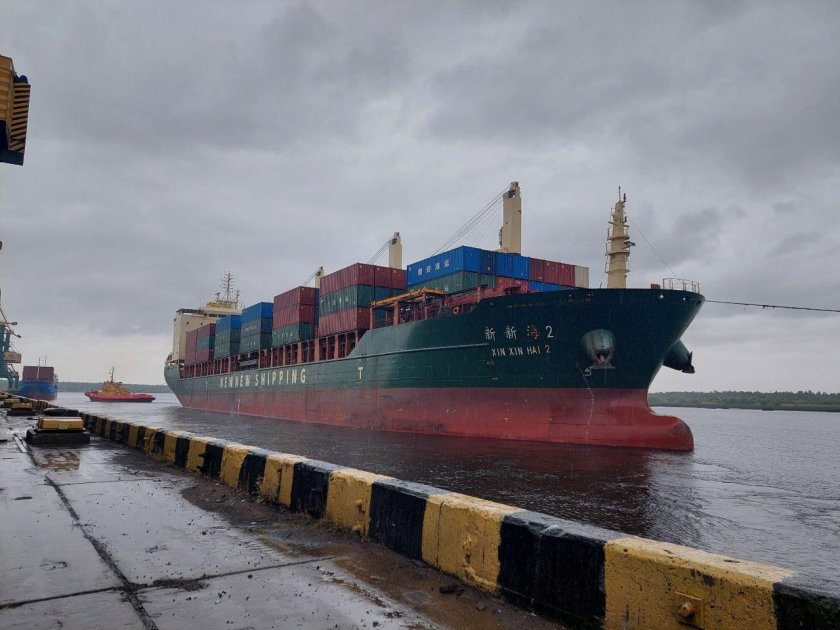 Корабль контейнеровоз