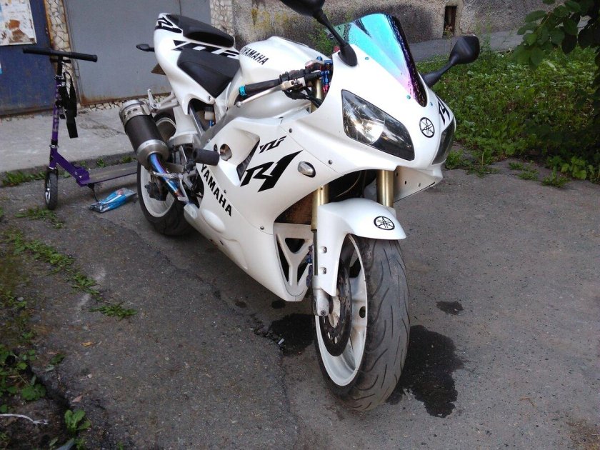 Белая Ямаха р1 2000 год