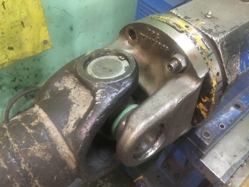 Карданный вал автобуса