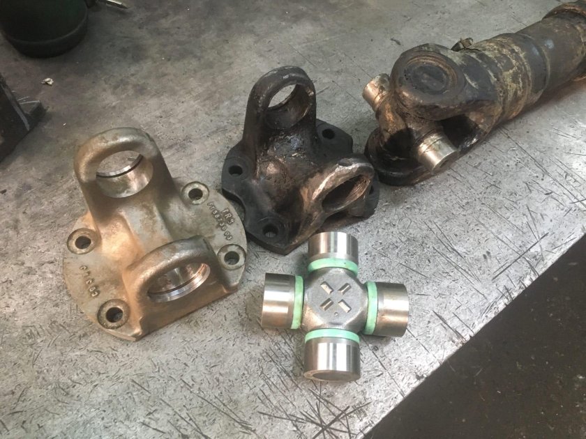 Карданный вал автобуса