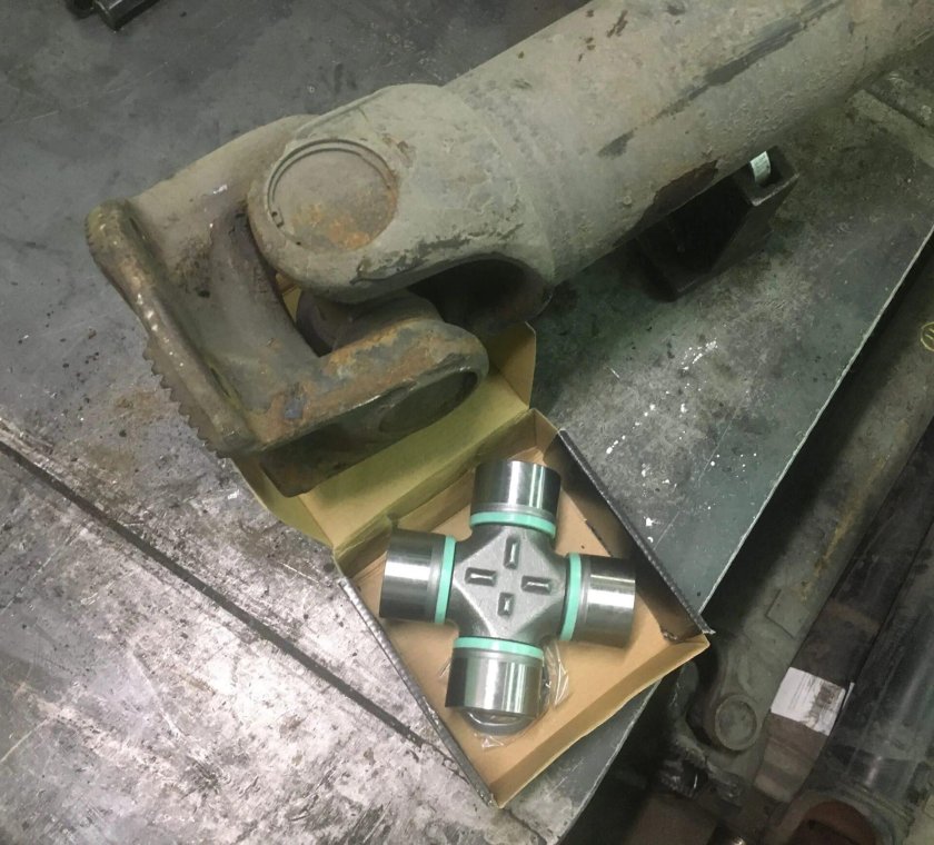 Карданный вал автобуса