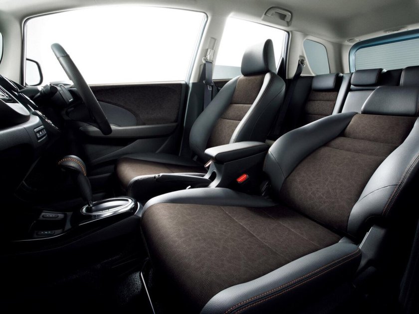 Honda Fit Shuttle Hybrid 2014