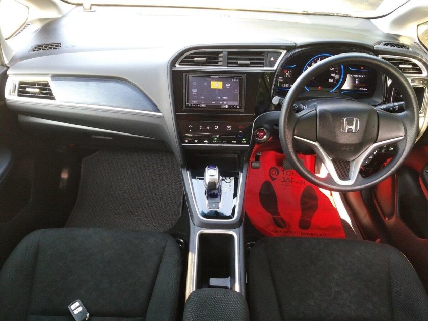 Honda Shuttle Hybrid 2017 салон