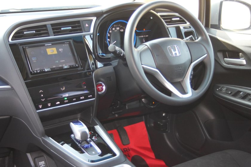 Honda Shuttle Hybrid 2017 салон