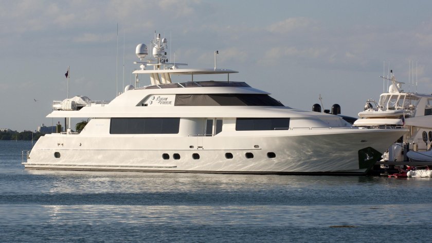 Яхта черный лебедь