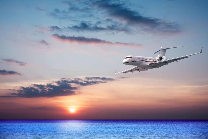 Самолет над морем