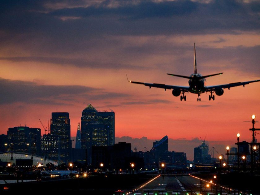 Самолет над городом