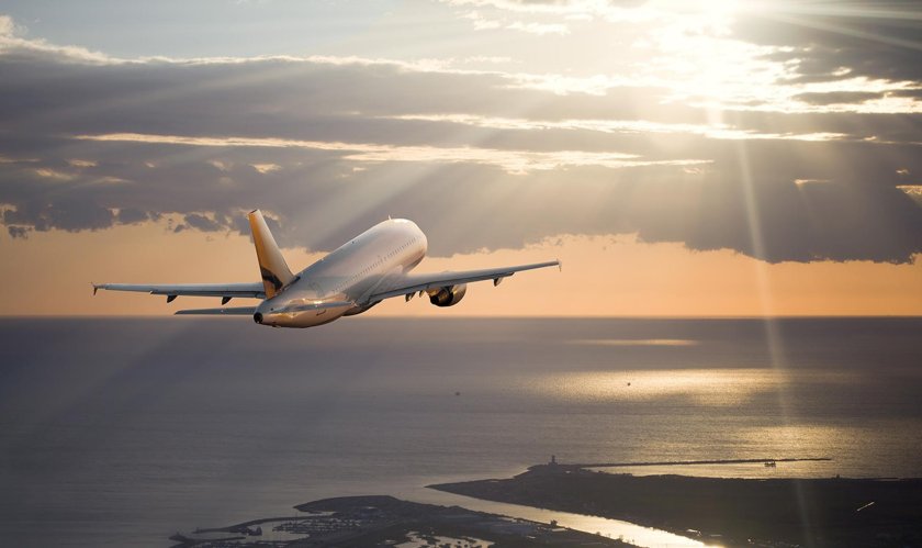 Самолет над морем